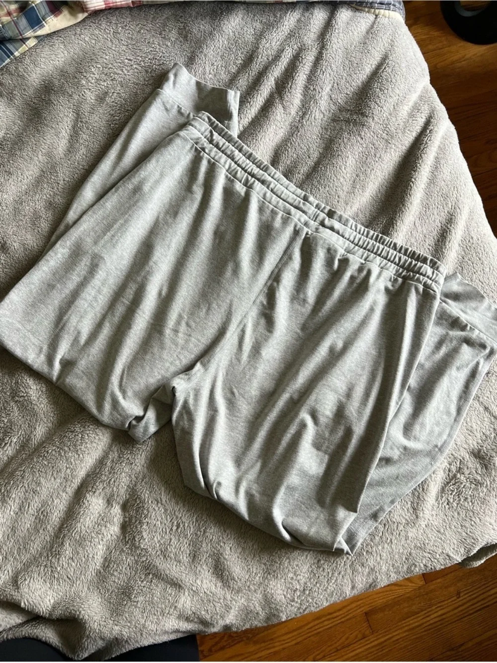 Vuori joggers grey
